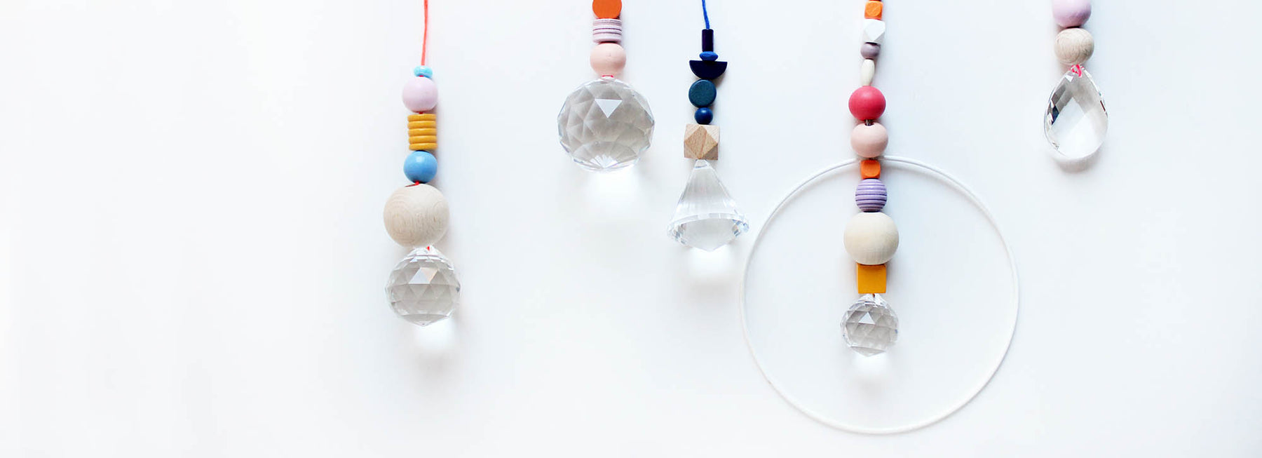 Suncatcher in bunt mit Perlen und Metallring als Sonnenfänger