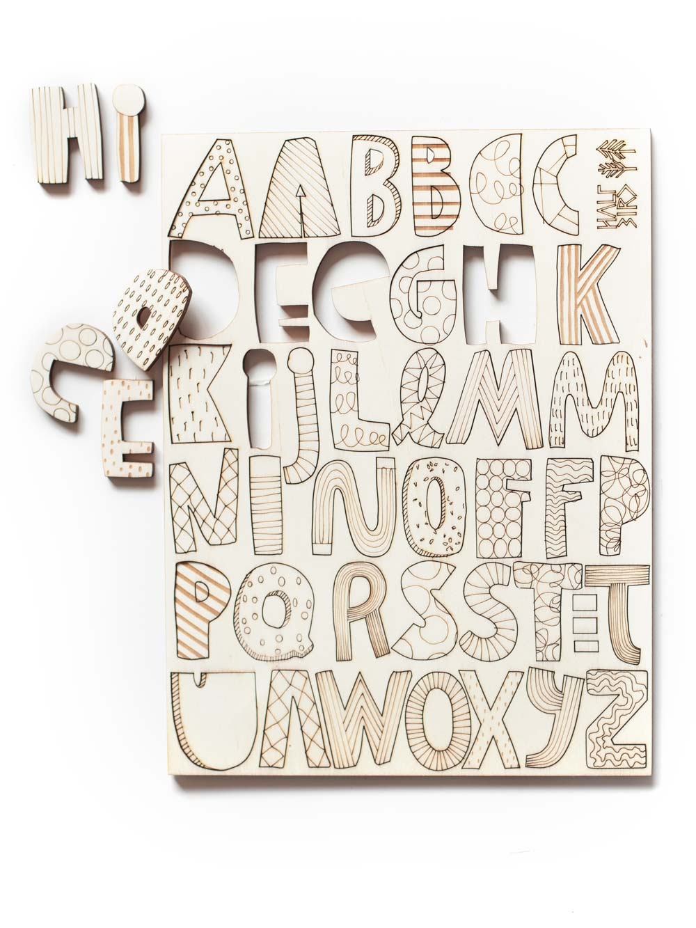 Tableau mit Holzbuchstaben für die Kinderzimmertür in verschiedenen Formen und Mustern 
