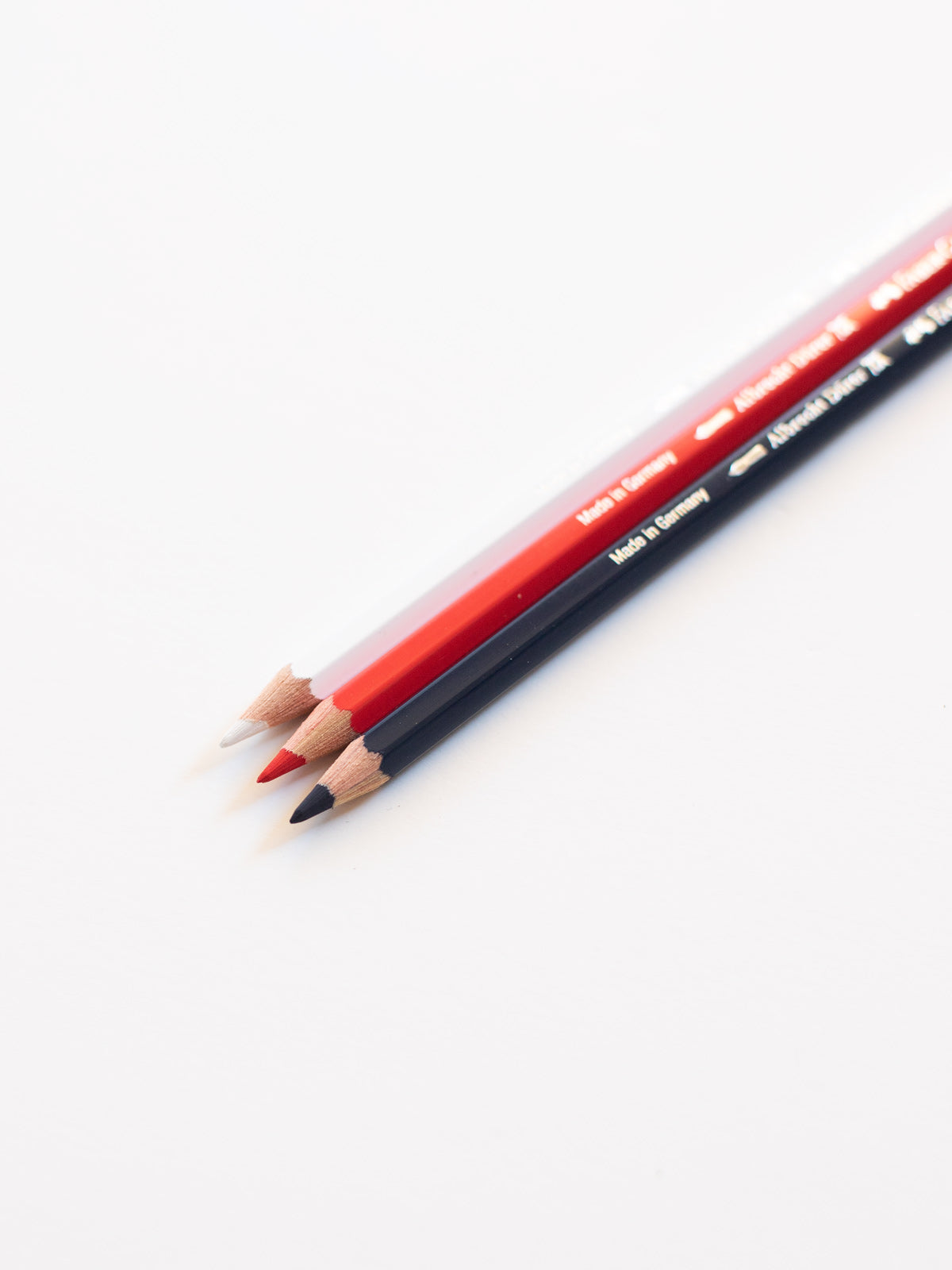 Albrecht Dürer Stifte im Set in weiß, blau und rot von Faber Castell bei Halfbird