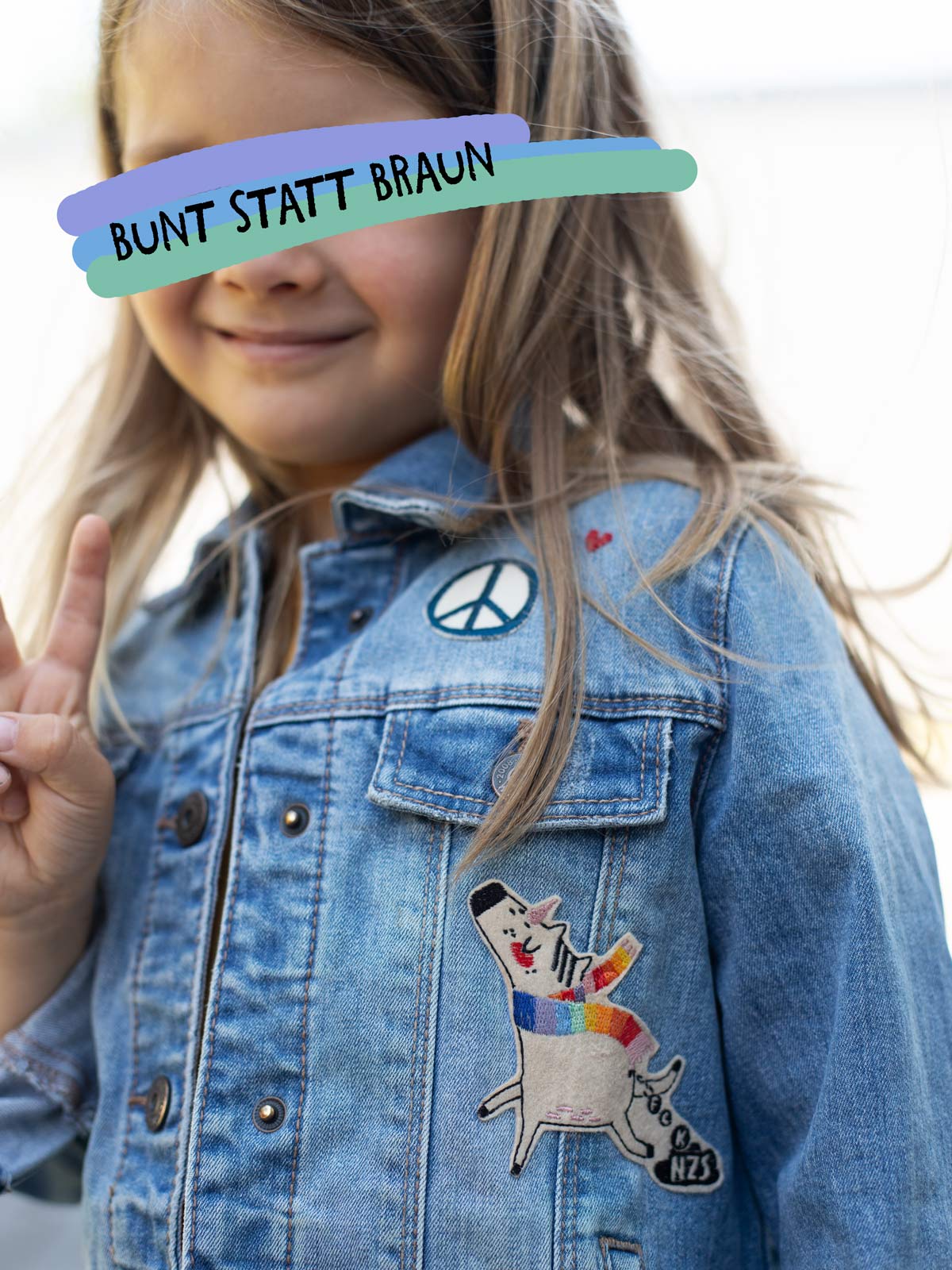 Kind mit Jeansjacke mit Peace- und FCK NZS Einhorn-Aufnäher von Halfbird