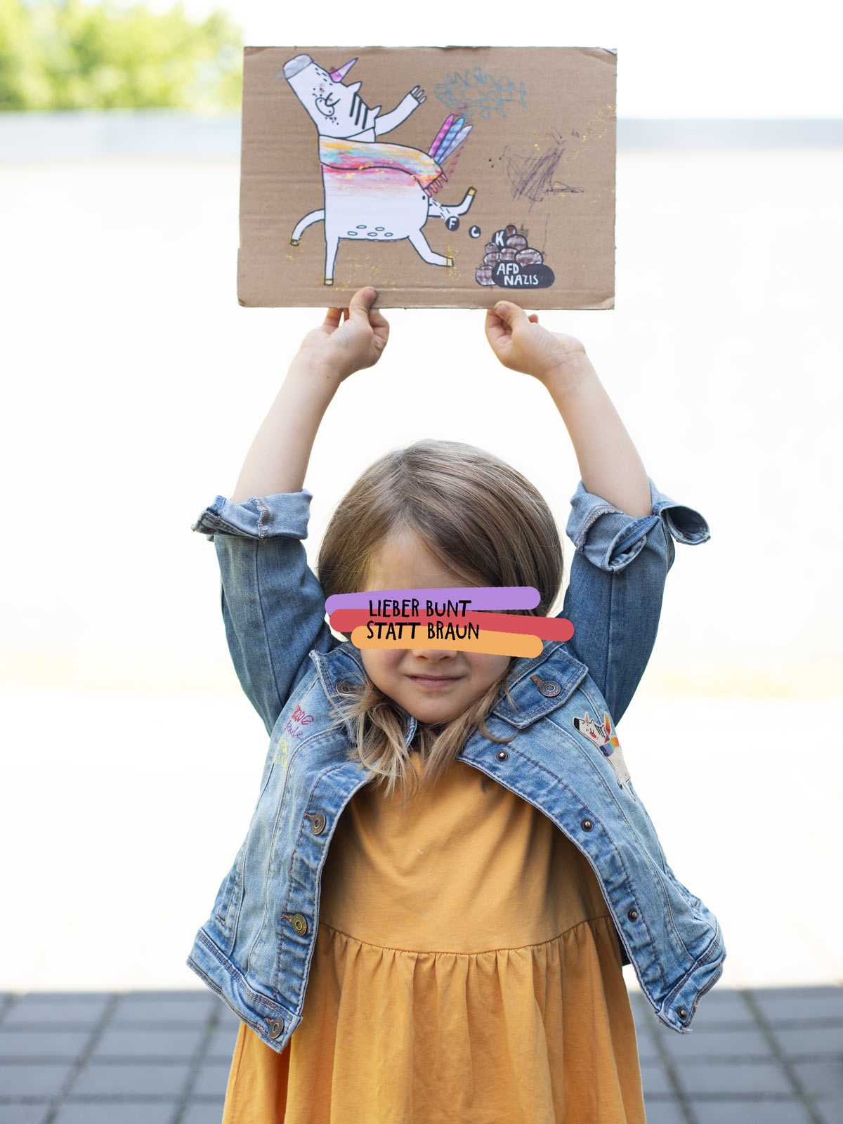 Kind mit Einhorn-Demoplakat und Jeansjacke mit FCK NZS-Einhorn-Aufnäher von Halfbird