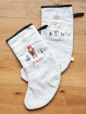beige Weihnachtssocken von MON COEUR mit Weihnachts-Bügelbildern von Halfbird und gestickten Namen sowie Weihnachtsbäumen