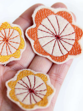 Stickdetails der Aufnäher zum Anbügeln in gelb orange rot