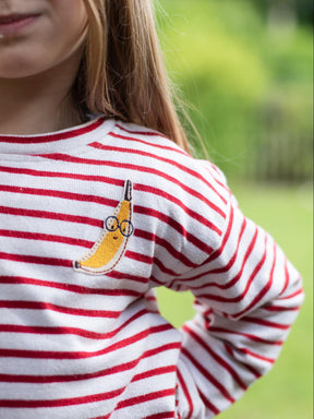 Mädchen mit gestreiftem Shirt und Bananen-Bügelbild von Halfbird