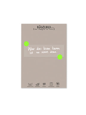 randloses Bügelbild "Zu nah dran" in weiß von Halfbird auf Karte mit Bügelanleitung