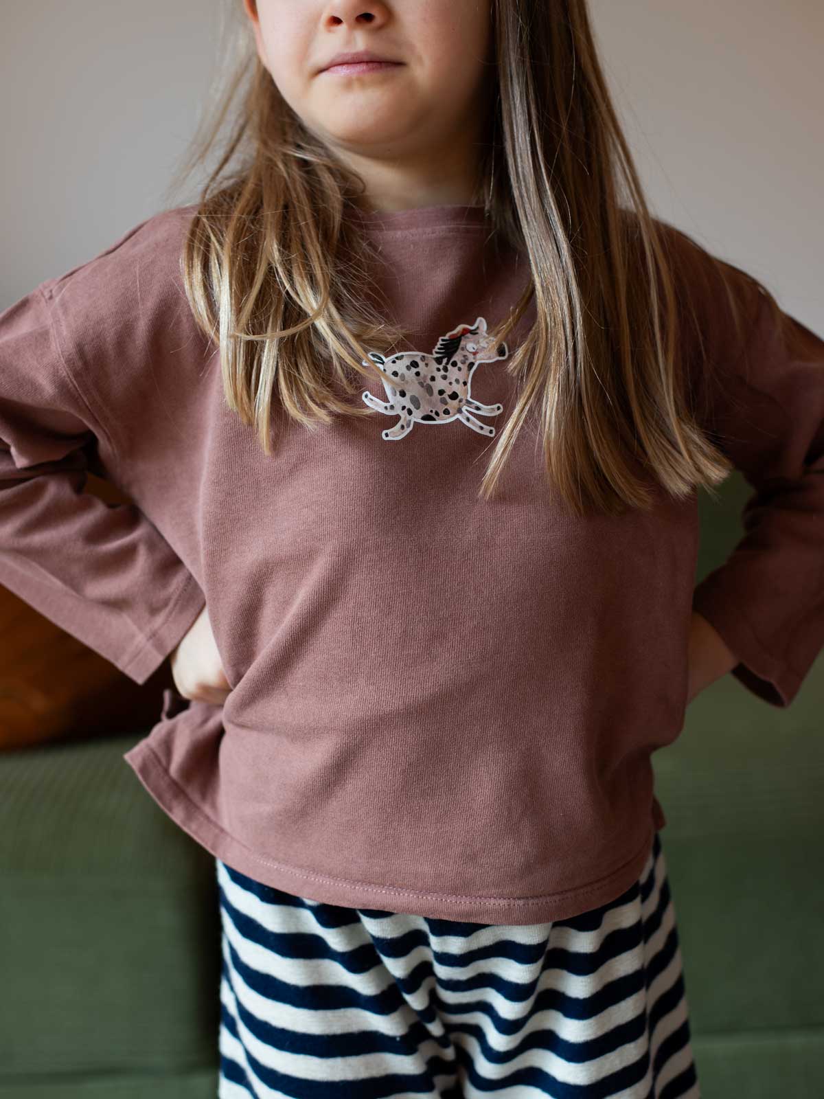 Kind mit braunem Shirt und Bügelbild gepunktetes Einhorn von Halfbird 