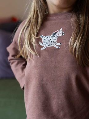 Kind mit braunem Shirt und Bügelbild gepunktetes Einhorn von Halfbird 