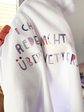 weißes Tshirt mit randlosen Buchstaben Bügelbildern von Halfbird