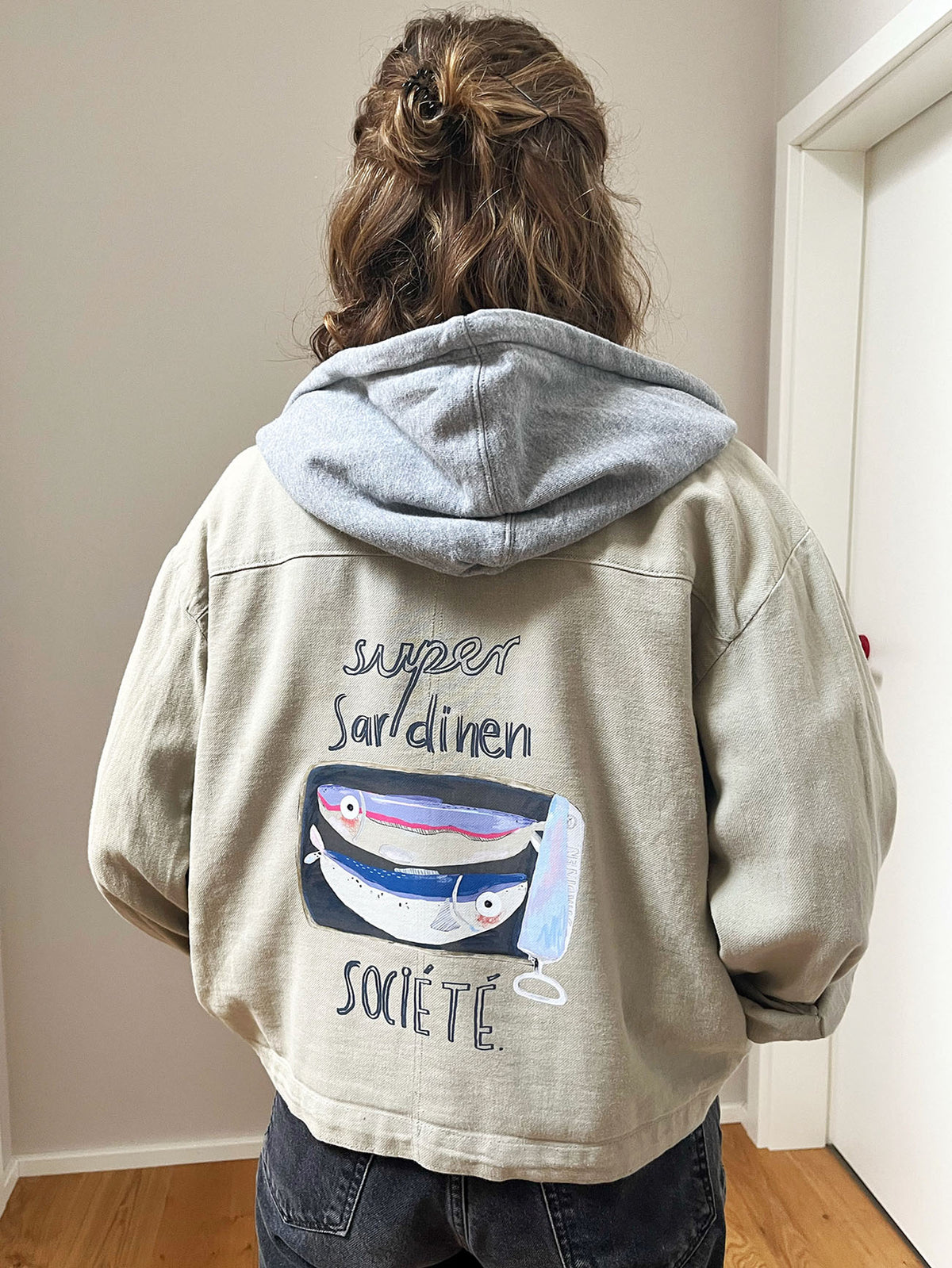 Mona mit Jacke mit aufgebügeltem randlosen Supersardinen XXL Bügelbild von Halfbird