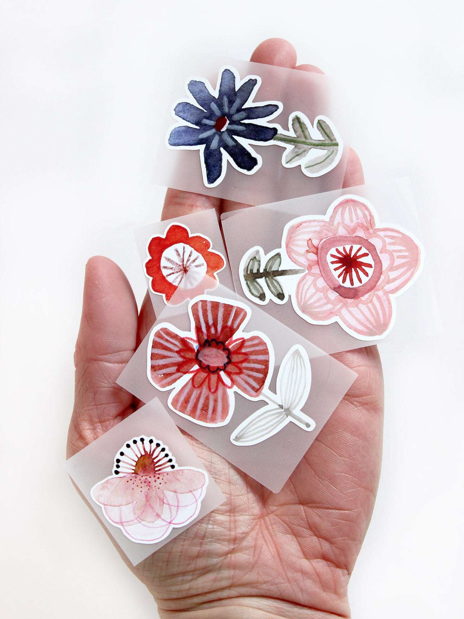 Blumen und Blueten Applikationen für Kleidung liegend auf der Hand