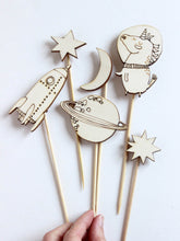 cake topper weltraum aus holz mit spacehorn, planet, sternen, mond und rakete auf spießen von halfbird