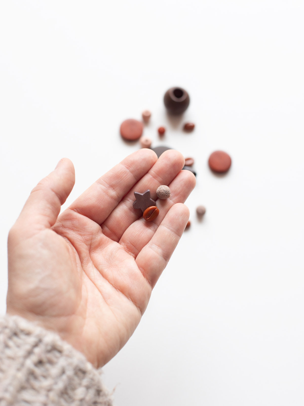 Hand mit Perlenset Cappuccino von Halfbird