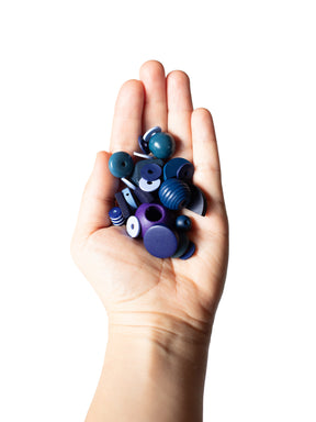 Hand mit Perlenset "Dark Night" von Halfbird 