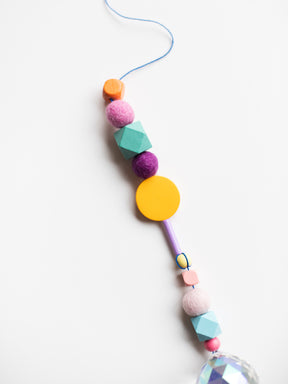 Suncatcher von Halfbird mit Filzkugeln
