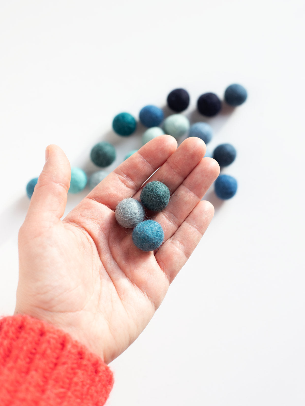 Hand mit Filzkugel Set "blau" von Rico bei Halfbird