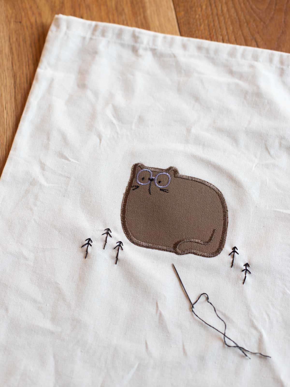 Geschenkbeutel mit Knieflicken Katze von Halfbird