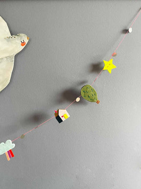 Girlande an Wand nach Bastelvorlage von Halfbird