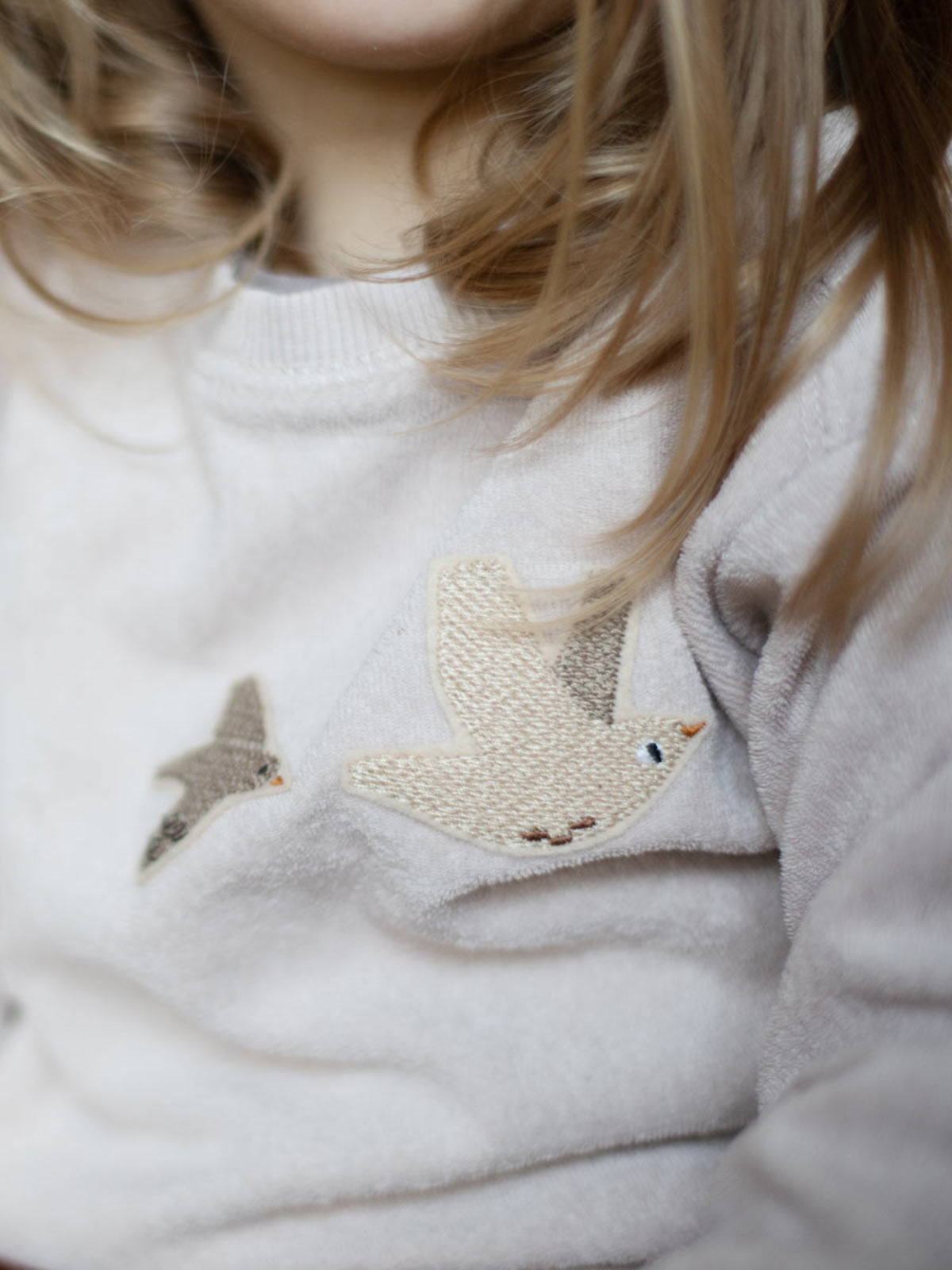 Patch Vogel beige groß von Halfbird auf hellrosa Pullover