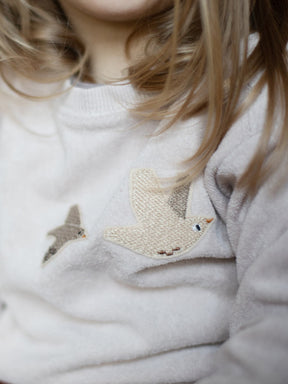 Patch Vogel beige groß von Halfbird auf hellrosa Pullover