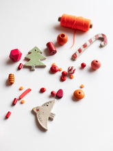 Perlenset nikolausrot von Halfbird mit getöpferten Weihnachtsbaumschmuck und Bäckergarn von Garn und mehr in neonorange