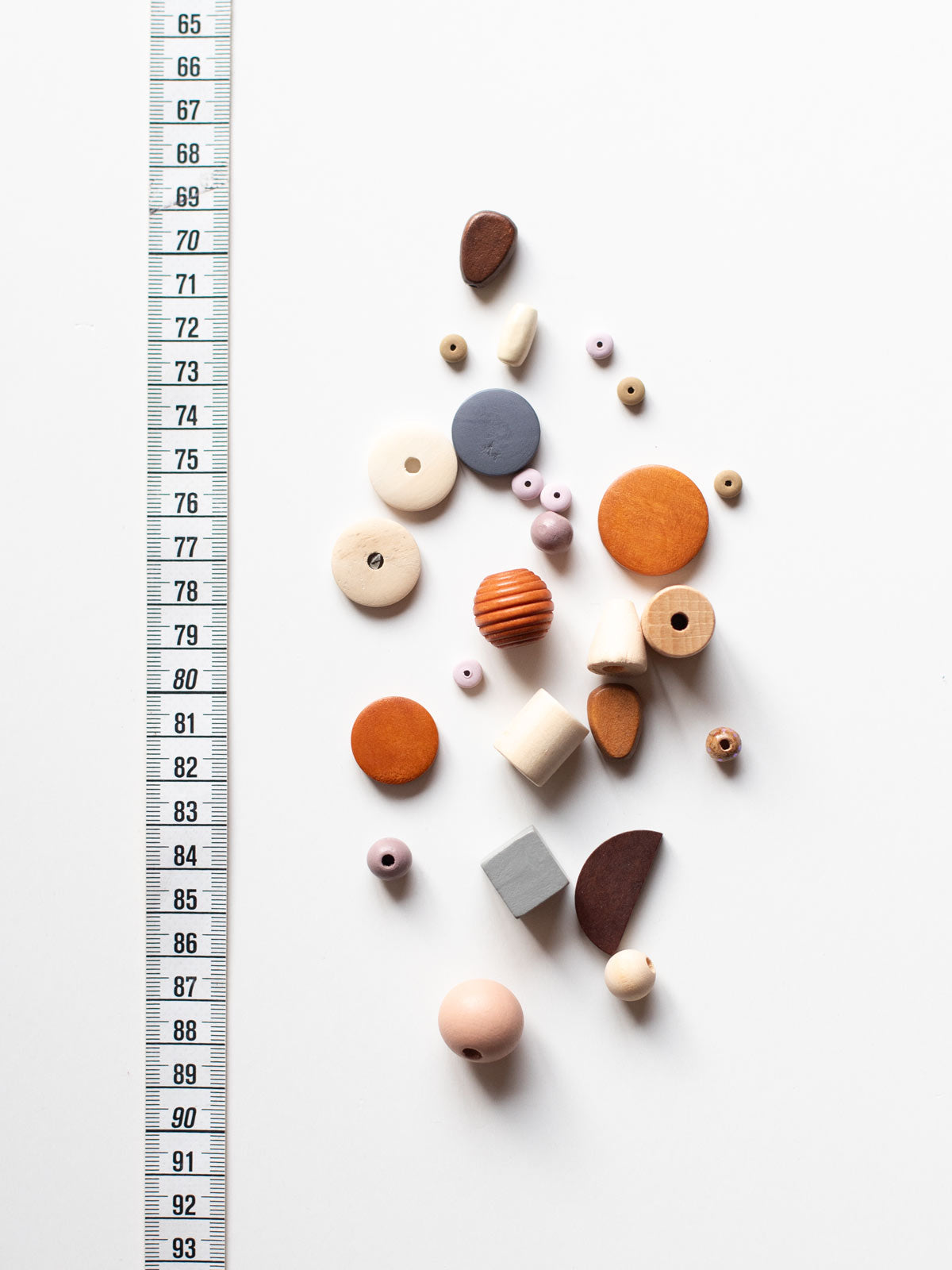 Maßband mit Perlenset Lebkuchen von Halfbird zum Größenverständnis