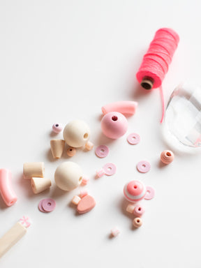 Perlenset Babypuder von Halfbird mit pinkem Bäckergarn