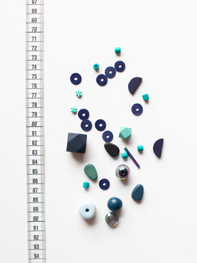 Maßband mit Perlenset Kristallblau von Halfbird zum Größenverständnis