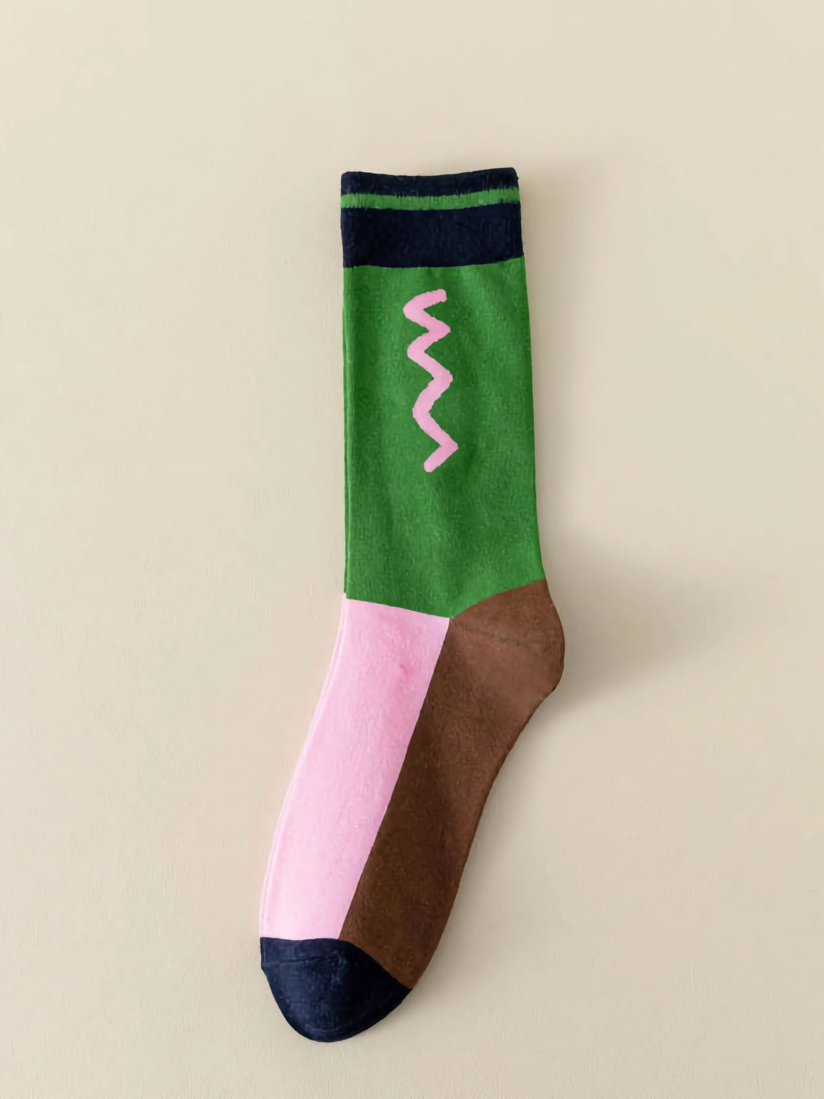 Bild von Color Blocking Socken in braun, grün und pink sowie einem geometrischen Muster in der grünen Fläche unterhalb des Bundes
