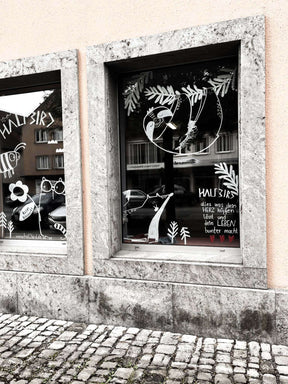 Faultier Fensterbild von Halfbird am Atelierfenster