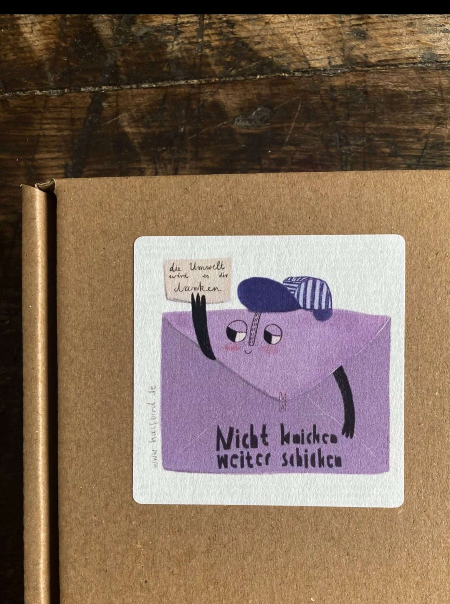 Nicht knicken weiter schicken Aufkleber auf einem gebrauchten Karton