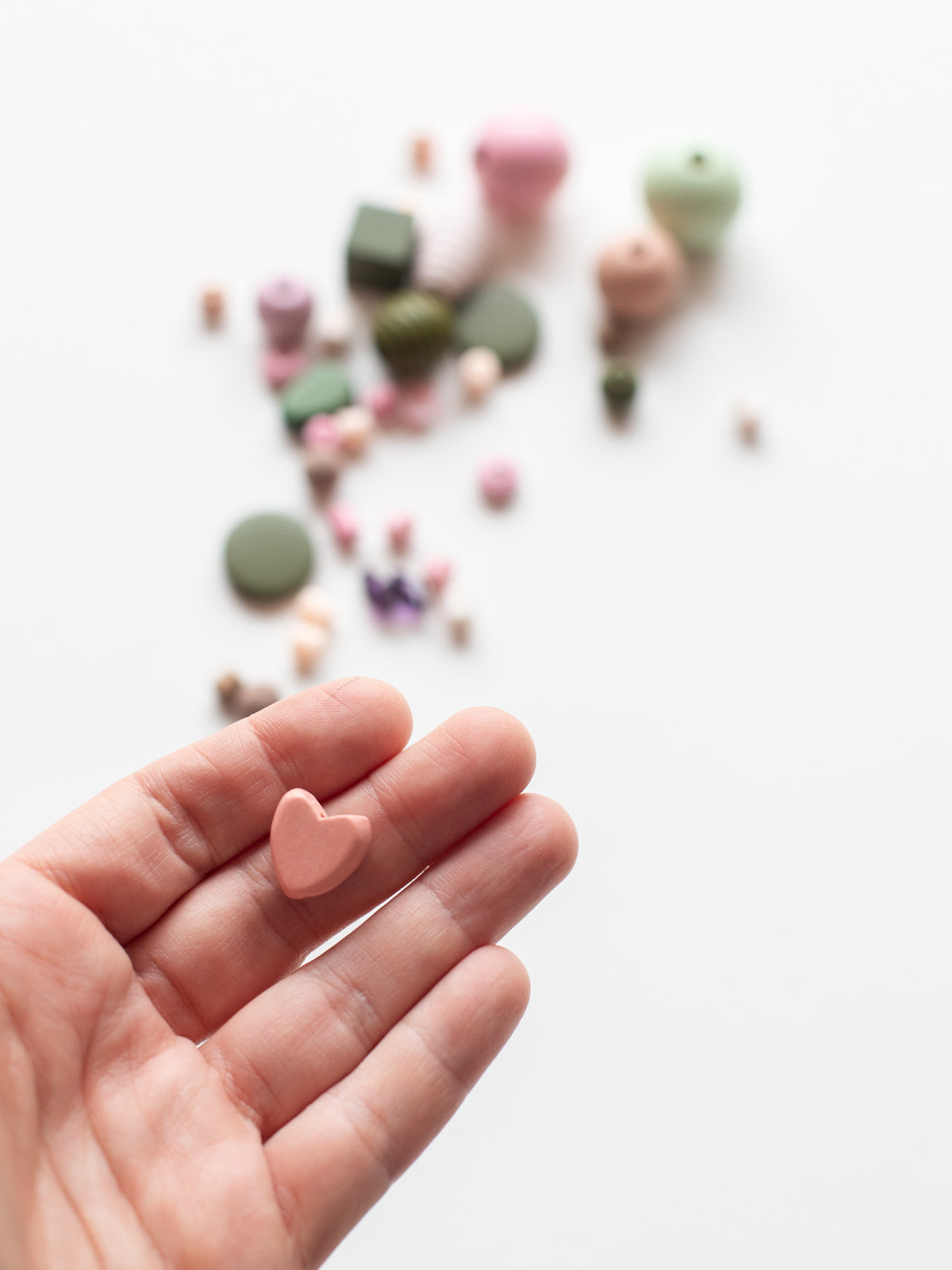 Hand mit Perlenset Kirschblüte von Halfbird