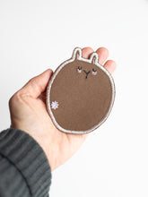 Hand mit Knieflicken Hase braun von Halfbird