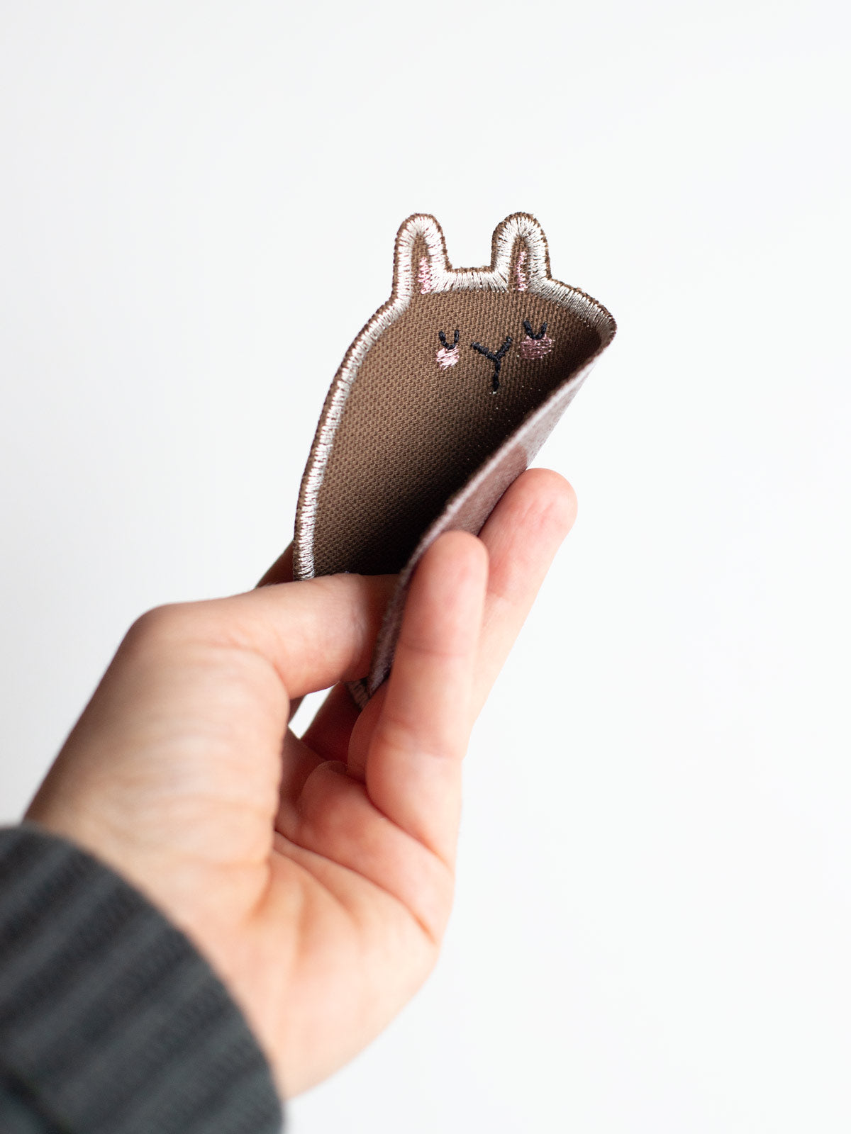 Hand mit Knieflicken Hase braun von Halfbird