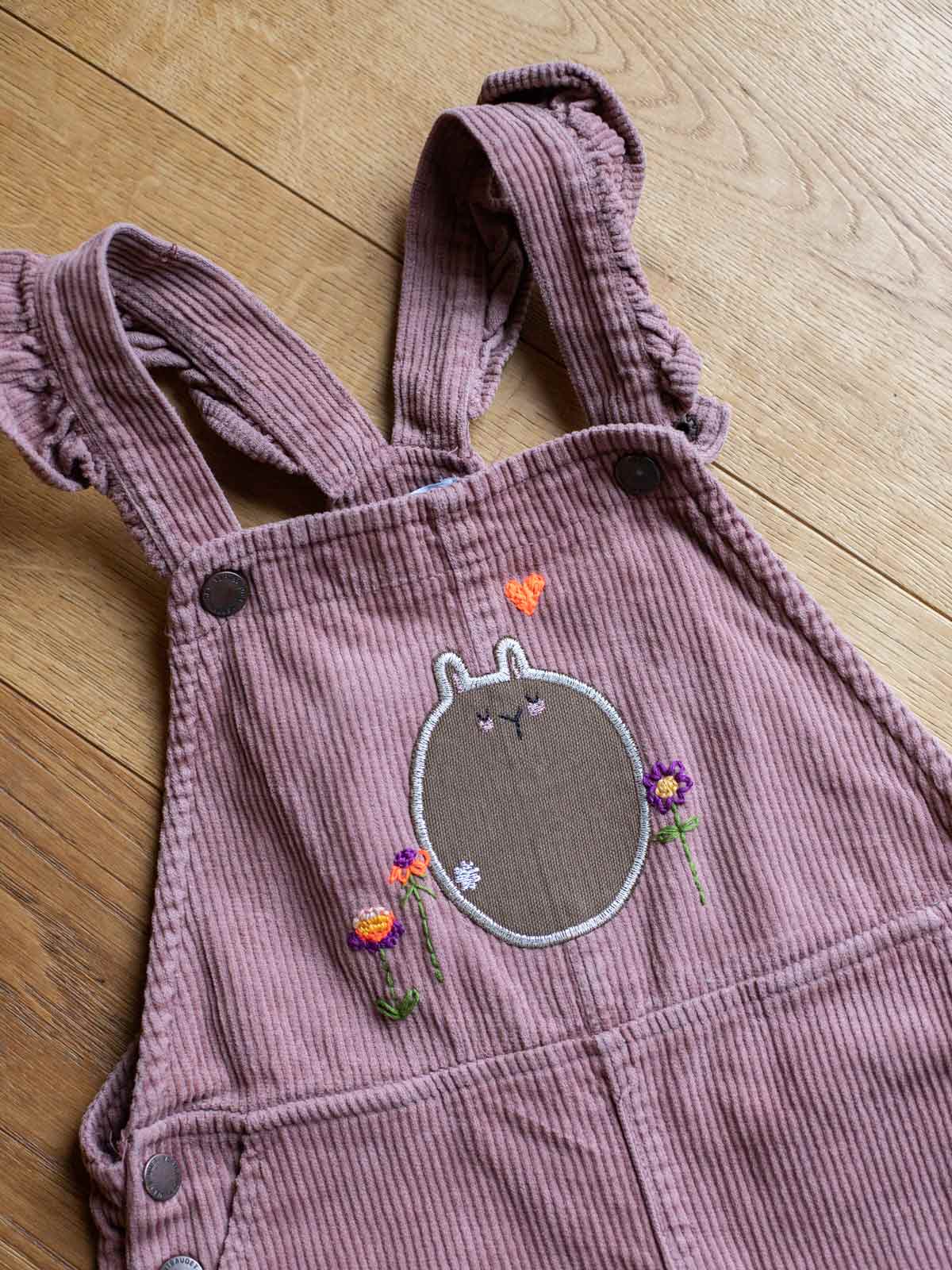 Knieflicken Hase von Halfbird auf Cordlatzhose