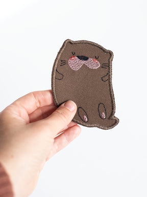 Knieflicken Otter von Halfbird mit Hand