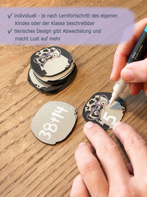 Hand beschriftet mit beidem Acrylstift ein Spielkartendeck im Dalmatiner-Design von Halfbird, 