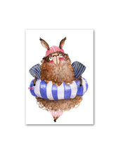 Weiße Postkarte mit handillustriertem Lama im blau weiß gestreiften Schwimmring und Badehaube, gezeichnet im Aquarellstil von halfbirdmona