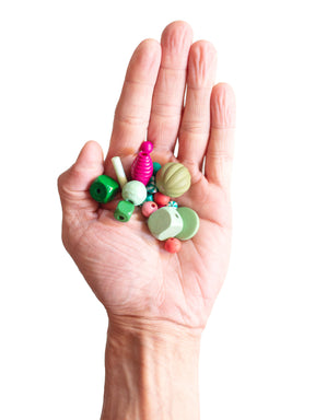 Hand mit Perlenset "Watermelon" von Halfbird