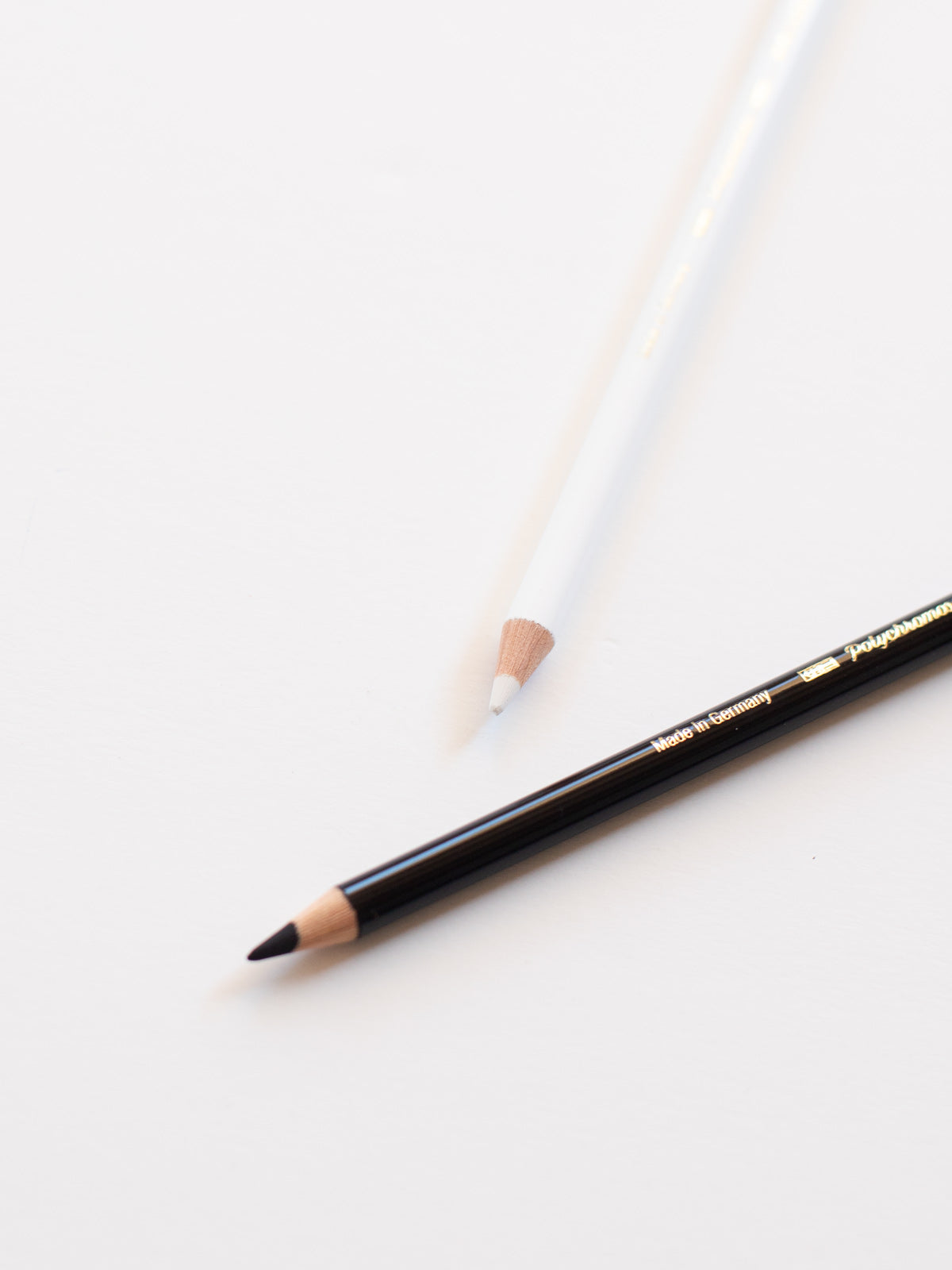 weiße und schwarze  Polychromo Stifte von Faber Castell bei Halfbird