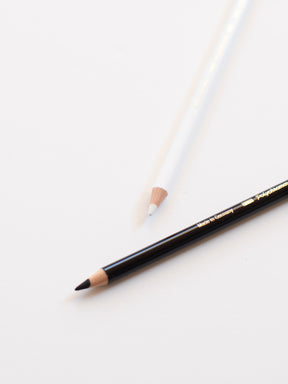 weiße und schwarze  Polychromo Stifte von Faber Castell bei Halfbird