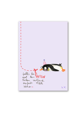 Lavendelfarbene Postkarte mit handgemaltem Pinguin im Partyhut vor einem roten Faden und dem Spruch „Falls du mal den roten Faden verlierst, einfach hier ziehen.“