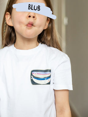 Kind mit weißem Tshirt und randlosem Bügelbild Sardinendose von Halfbird