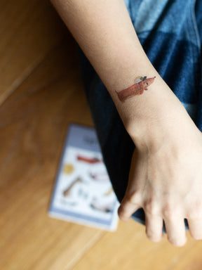 Dackel Detlef Tattoo auf Arm aus der Pocket Edition Coole Crew von Halfbird