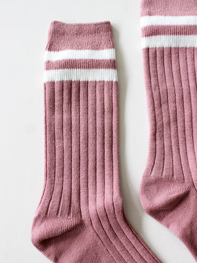 Detailansicht Flatlay  Tennissocken mit Streifenstruktur in einem zarten Rosa mit weißen Querstreifen am Bund