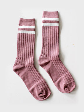 Flatlay von Tennissocken mit Streifenstruktur in einem zarten Rosa mit weißen Querstreifen am Bund