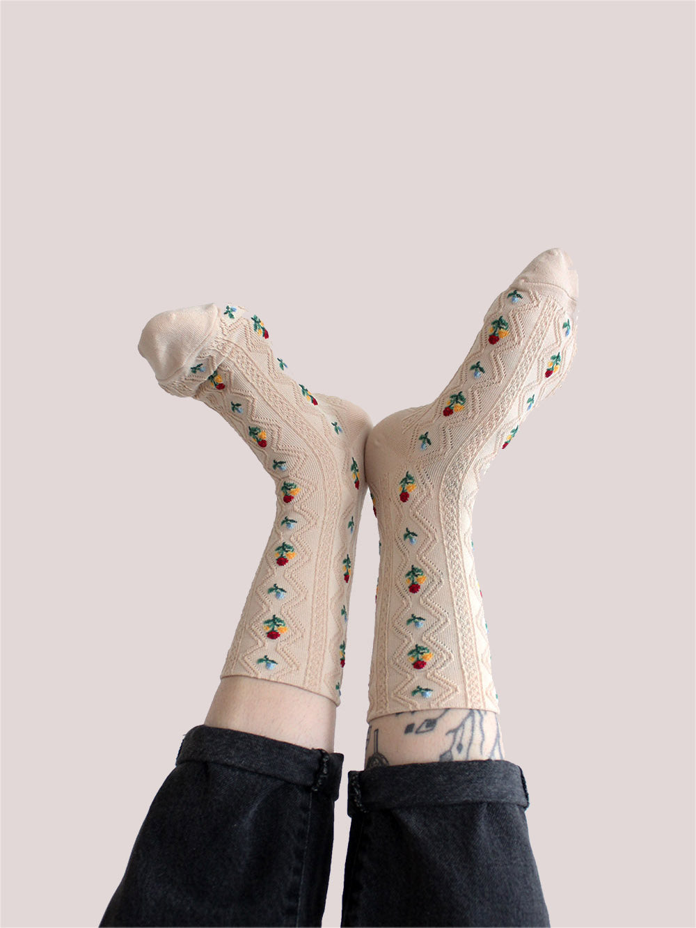 Tragbild von Cremefarbenen Socken mit Stickerei Anmutung und vielen kleinen Blumen