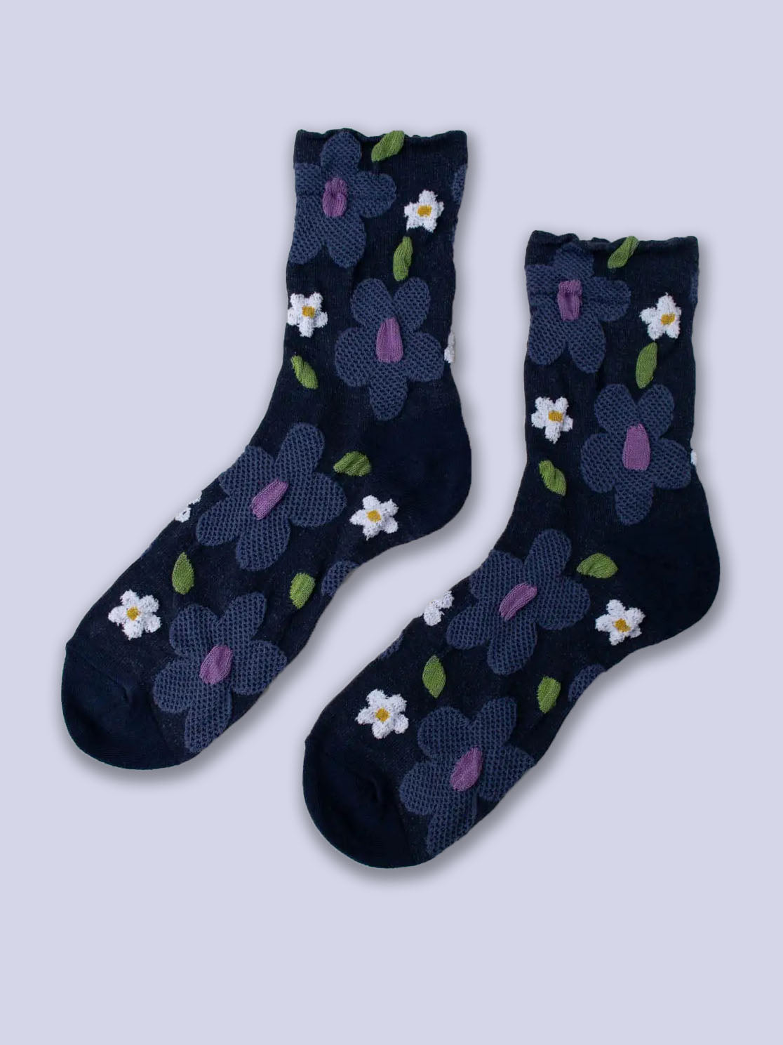 Flatlay von dunkelblauen Socken mit erhabener Struktur mit großen taubenblauen und weißen Blumen