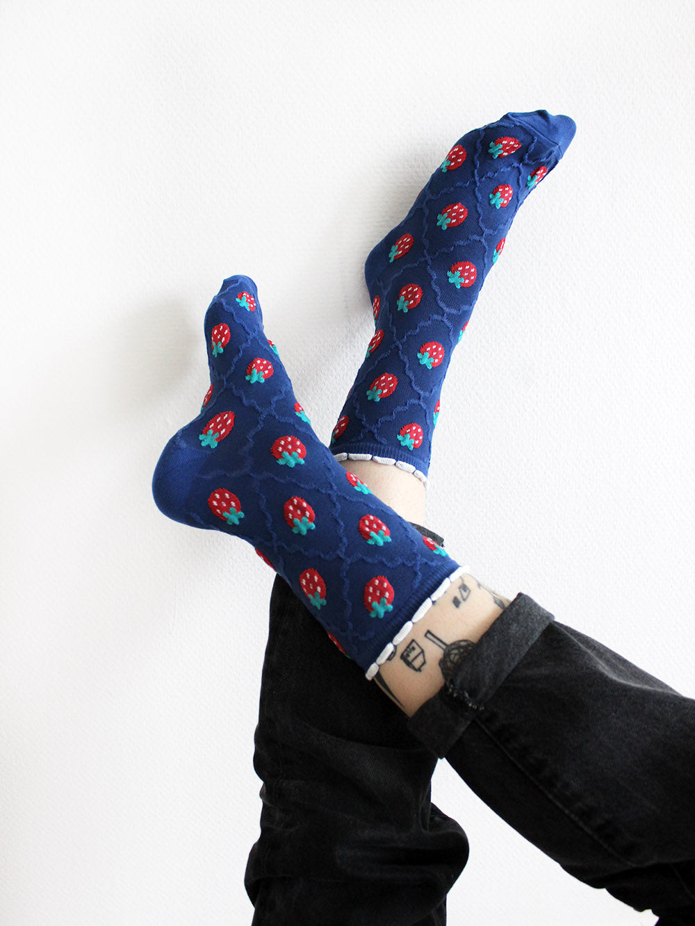 Tragebild blaue Socken mit Erdbeeren