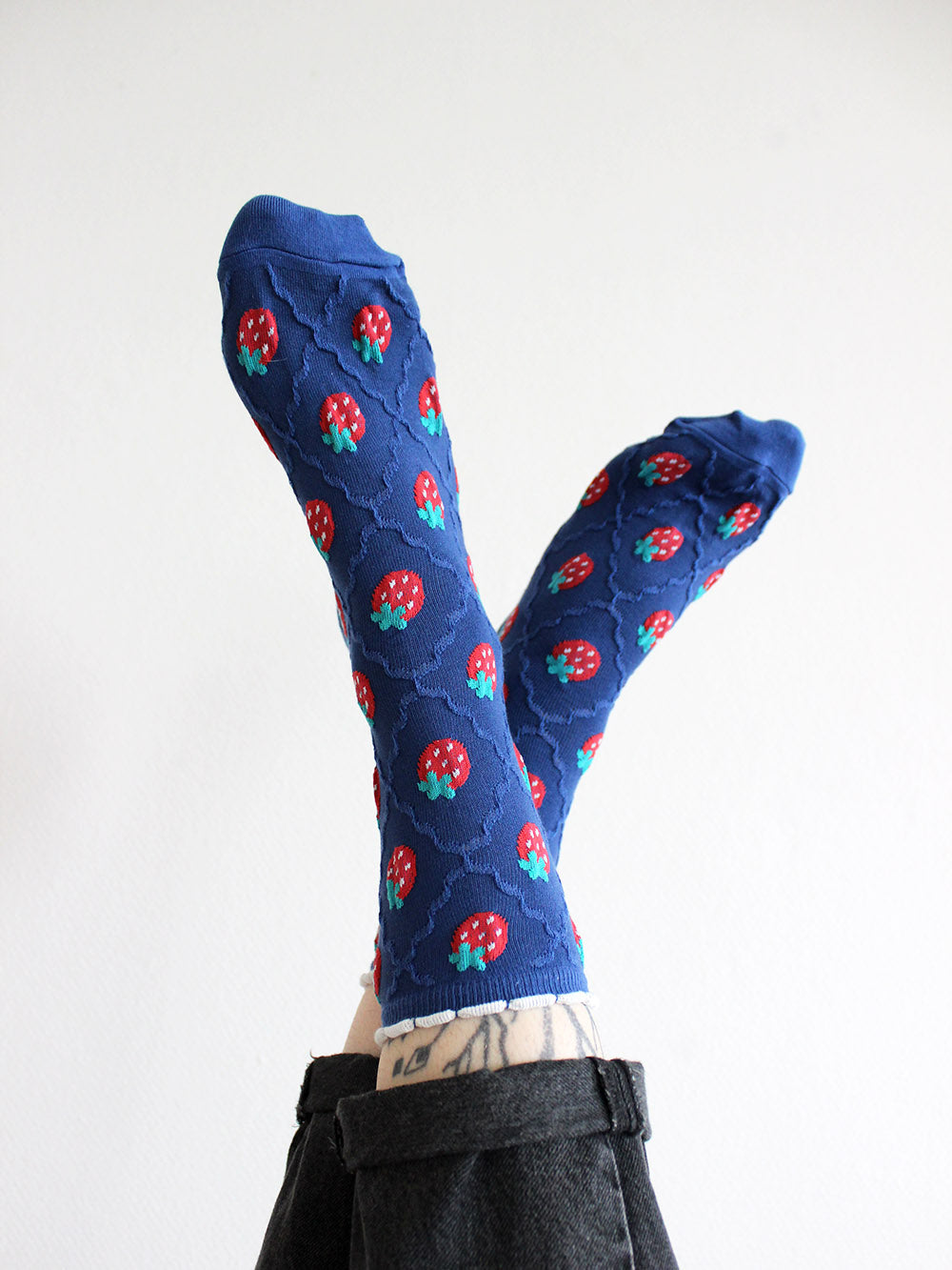 Tragebild blaue Socken mit Erdbeeren