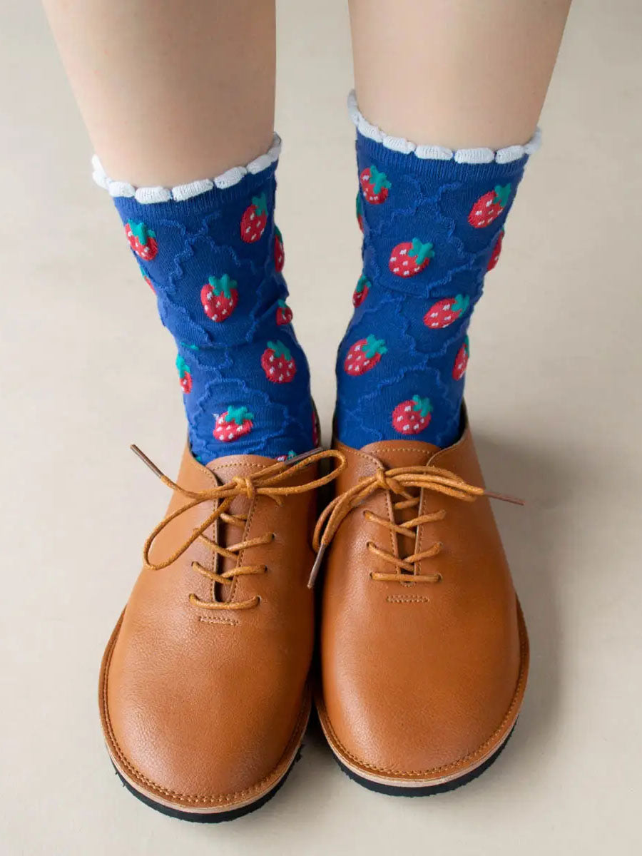 Tragebild blaue Socken mit Erdbeeren mit braunen Schuhen 
